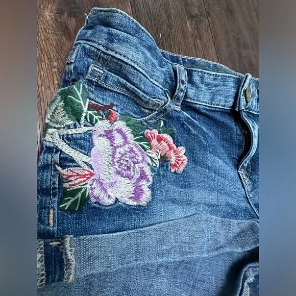 Express Floral Embroidered Shorts - Picture 2 of 7